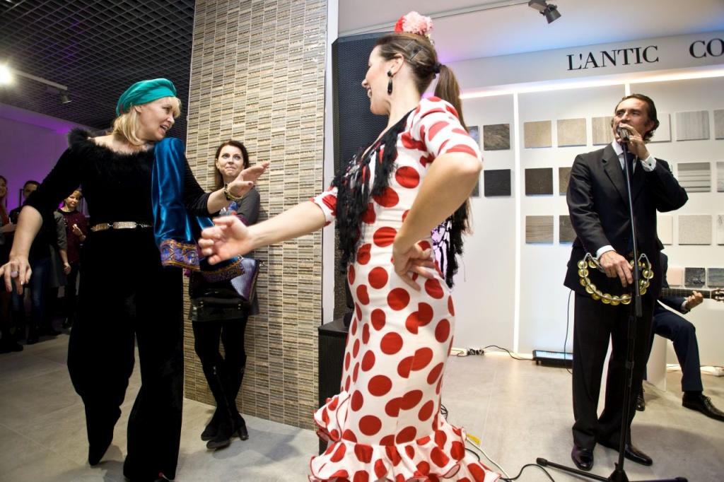 Испанский праздник на открытии флагманского салона ZODIAC в СПб. Учим гостей фламенко