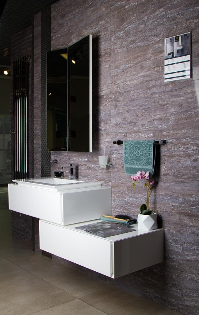 Интерьер ванной комнаты на испанской плитке Porcelanosa Desert, мебели Gamadecor In и сантехнике Noken Hotels